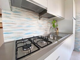 Geladeira grande, micro-ondas, fogão, cooktop