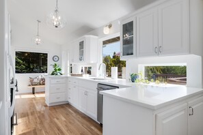 Fridge, microwave, oven, stovetop - Alder House: A Single Level Home in Dundee Hills (Dundee)