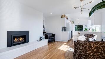 Smart-tv, een open haard en boeken