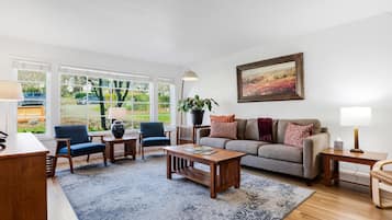 Smart-tv, een open haard en boeken