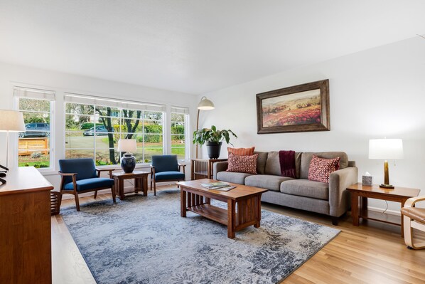 Una Smart TV, una chimenea, libros