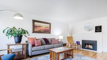 Smart-tv, een open haard en boeken