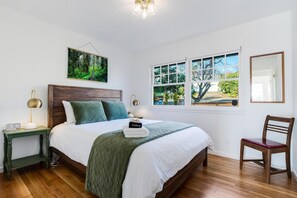 3 dormitorios, tabla de planchar con plancha, cuna de viaje