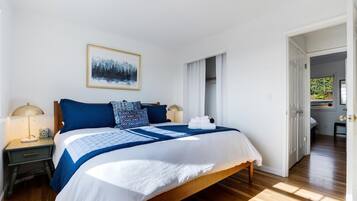 3 dormitorios, tabla de planchar con plancha, cuna de viaje