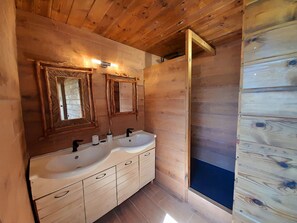 Dusche, Haartrockner, Handtücher, Seife