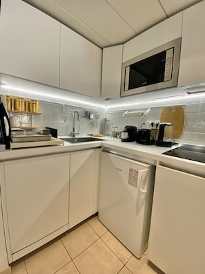 Kühlschrank, Mikrowelle, Ofen, Wasserkocher mit Kaffee-/Teezubehör