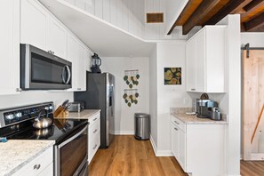 Coffee/tea maker, fridge, microwave, oven