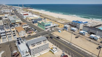 Beach nearby, sun-loungers, beach towels