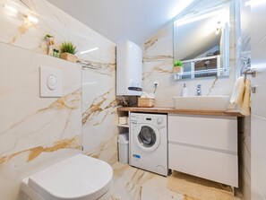 Dusche, Haartrockner, Handtücher, Seife