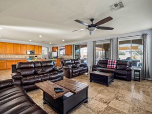 Una Smart TV, una chimenea, videojuegos, una mesa de tenis de mesa