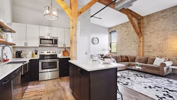 Frigorífico, microondas, horno y placa de cocina