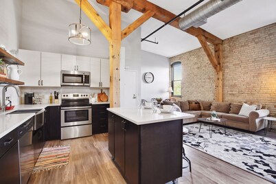 Modern Loft in Trendy North Loop Location
