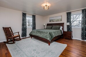 6 bedrooms, desk, iron/ironing board, travel cot