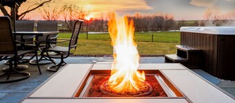 20 min to Sight& Sound*game room*patio*hot tub