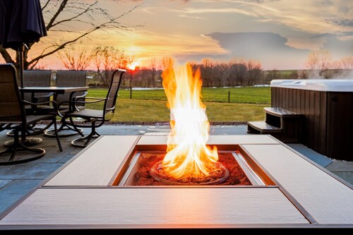 20 min to Sight& Sound*game room*patio*hot tub