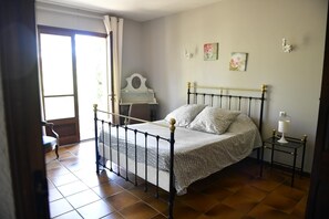 3 habitaciones, tabla de planchar con plancha, cuna de viaje y wifi