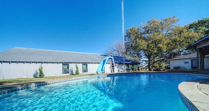 Gorgeous remodeled farmhouse 8 miles from Canton market.
