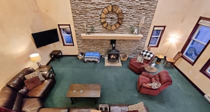 Spacious Mountain Home with Hot Tub on 10 Acres, Nearby Skiing