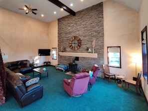 Smart TV, chimenea, reproductor de DVD y futbolito 