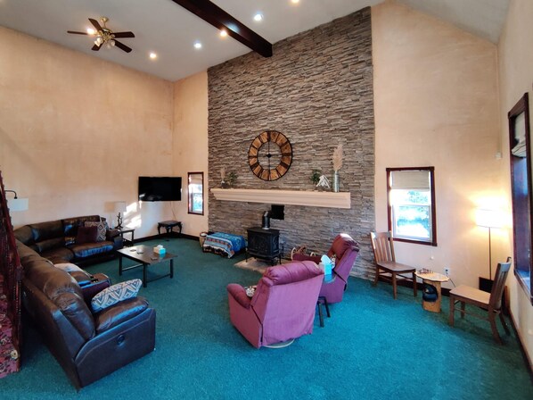 Een smart-tv, een open haard, een dvd-speler en tafelvoetbal