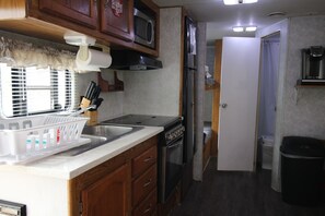 Fridge, microwave, oven, stovetop - ⛺️ Glamping Experience Close to Austin (30' Sportsmen) (Manchaca)