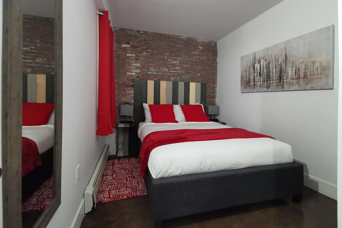 Suite, 3 slaapkamers, keuken | 1 slaapkamer, donzen dekbedden, een bureau, een laptopwerkplek