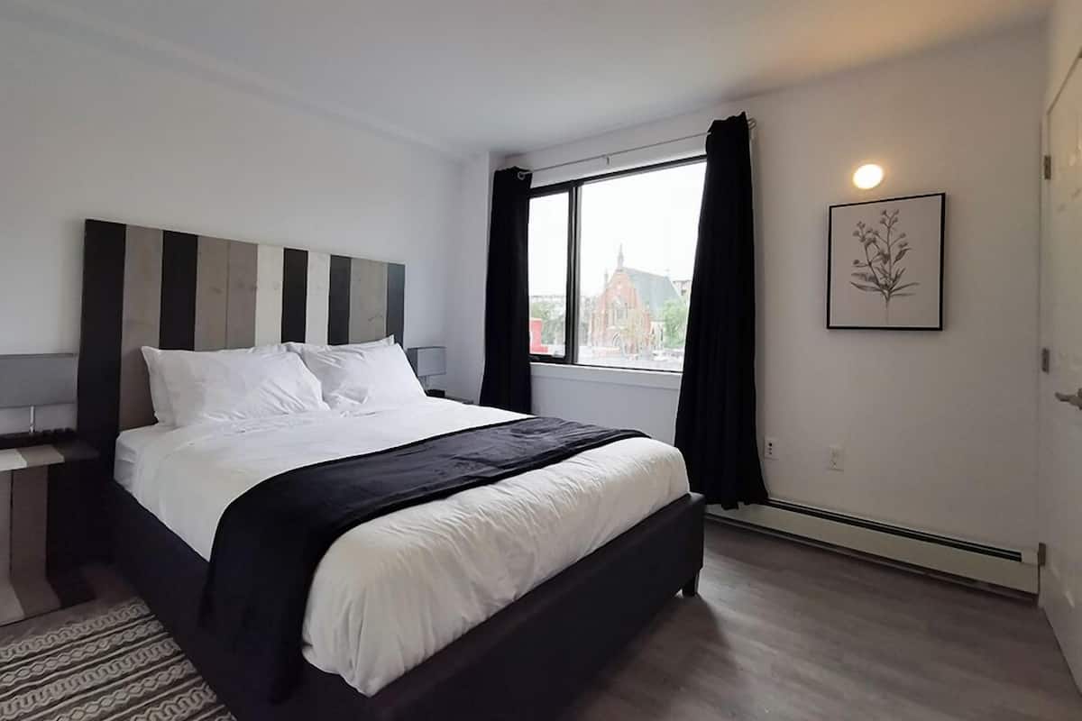 Penthouse, 1 cama Queen size | Edredón, escritorio y espacio para trabajar con laptop