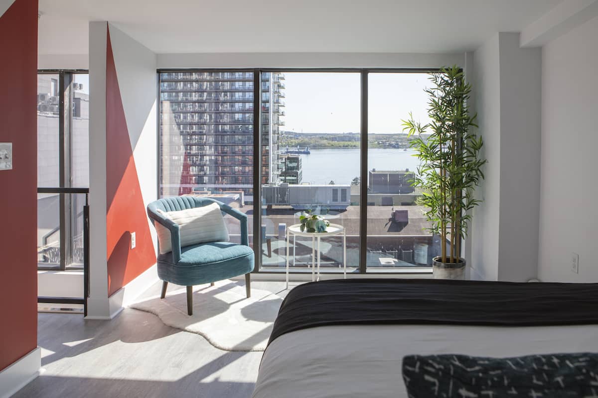 Premium penthouse, 1 queensize bed, balkon, uitzicht op haven | 1 slaapkamer, donzen dekbedden, een bureau, een laptopwerkplek