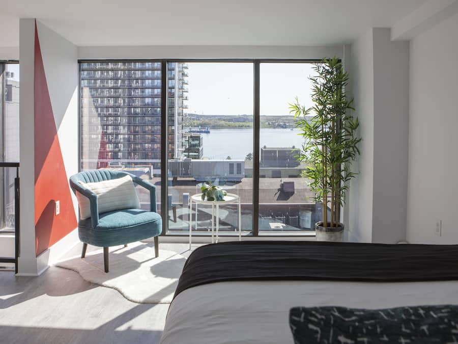 Cubrecamas, escritorio y espacio para trabajar con laptop