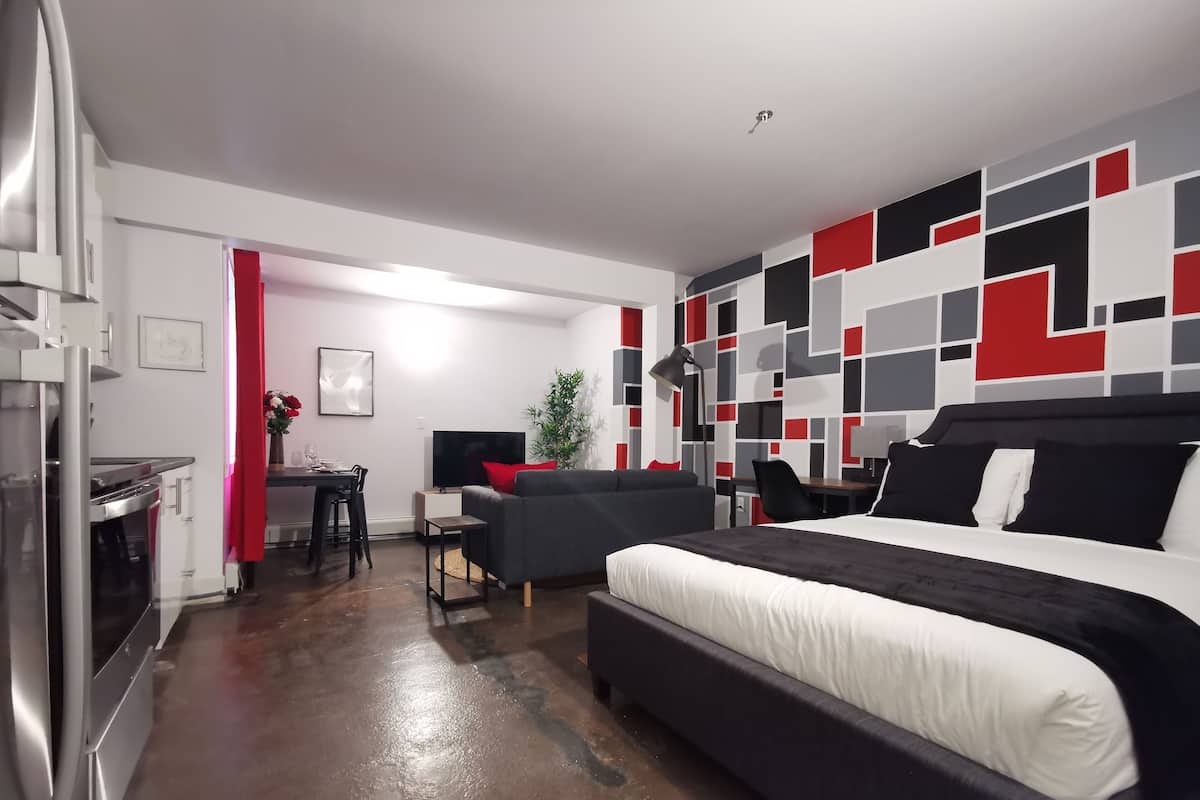 Studio suite (304) | 1 slaapkamer, donzen dekbedden, een bureau, een laptopwerkplek
