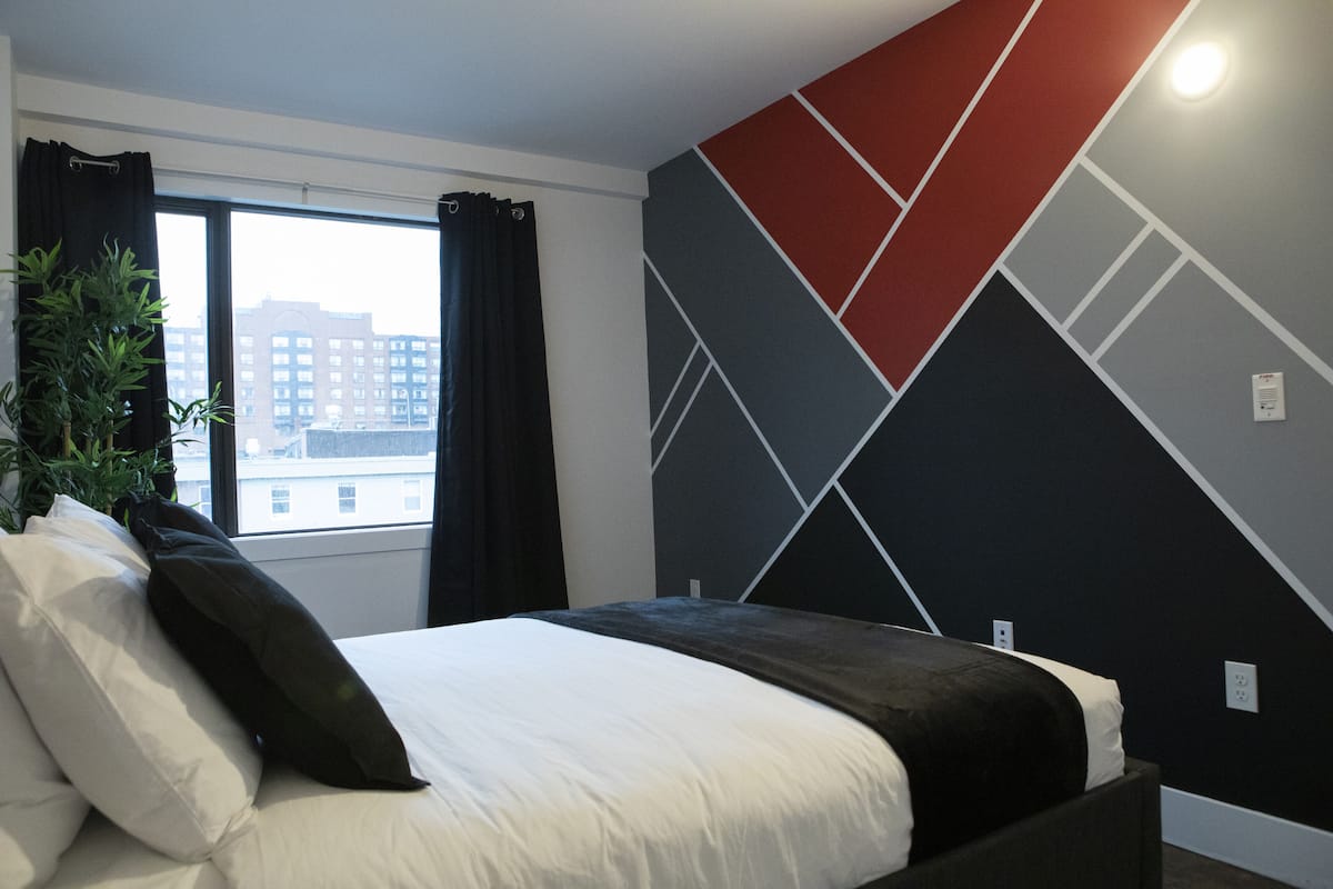 Suite, 2 slaapkamers, keuken, uitzicht op stad | 1 slaapkamer, donzen dekbedden, een bureau, een laptopwerkplek