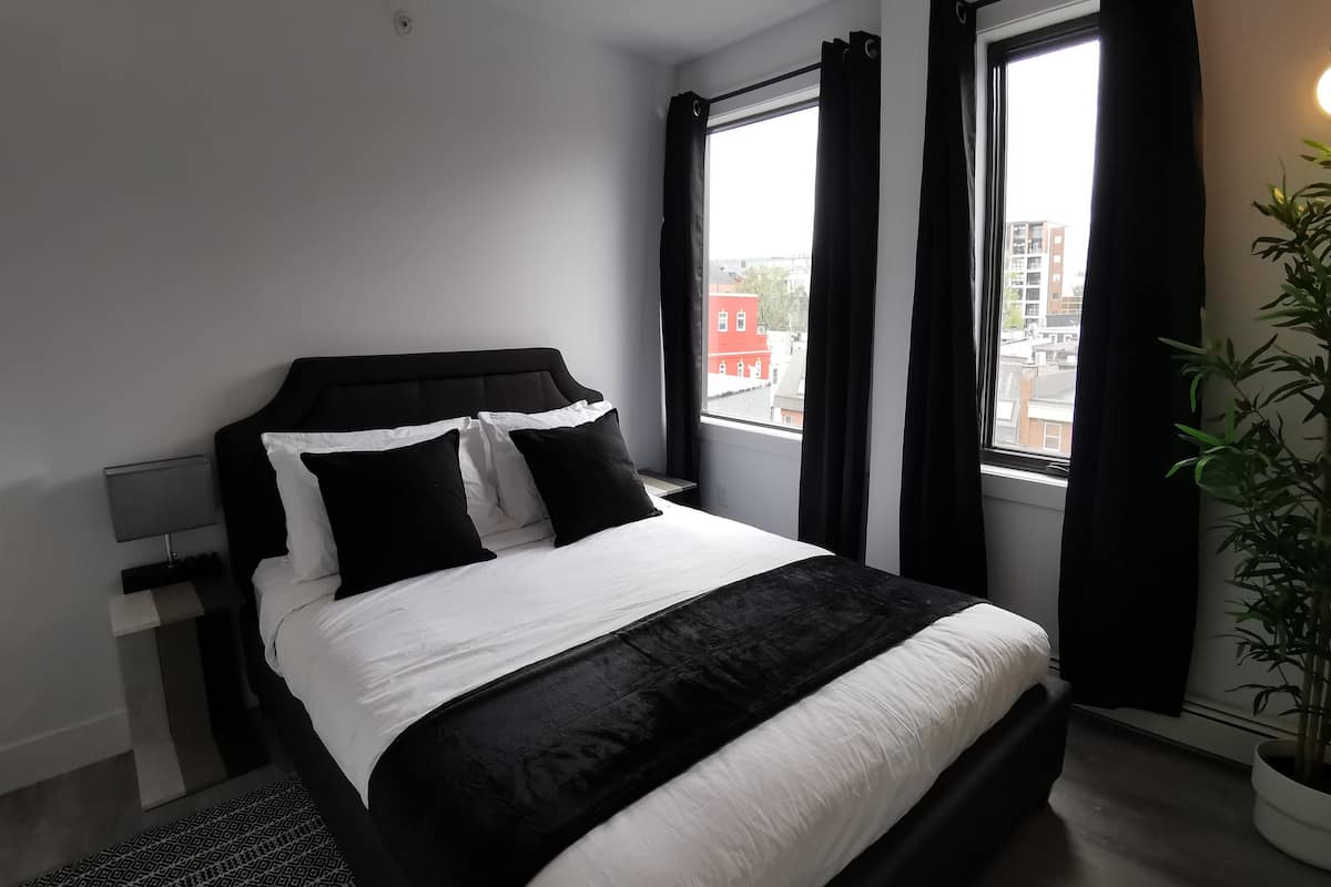 Penthouse, 1 queensize bed | 1 slaapkamer, donzen dekbedden, een bureau, een laptopwerkplek