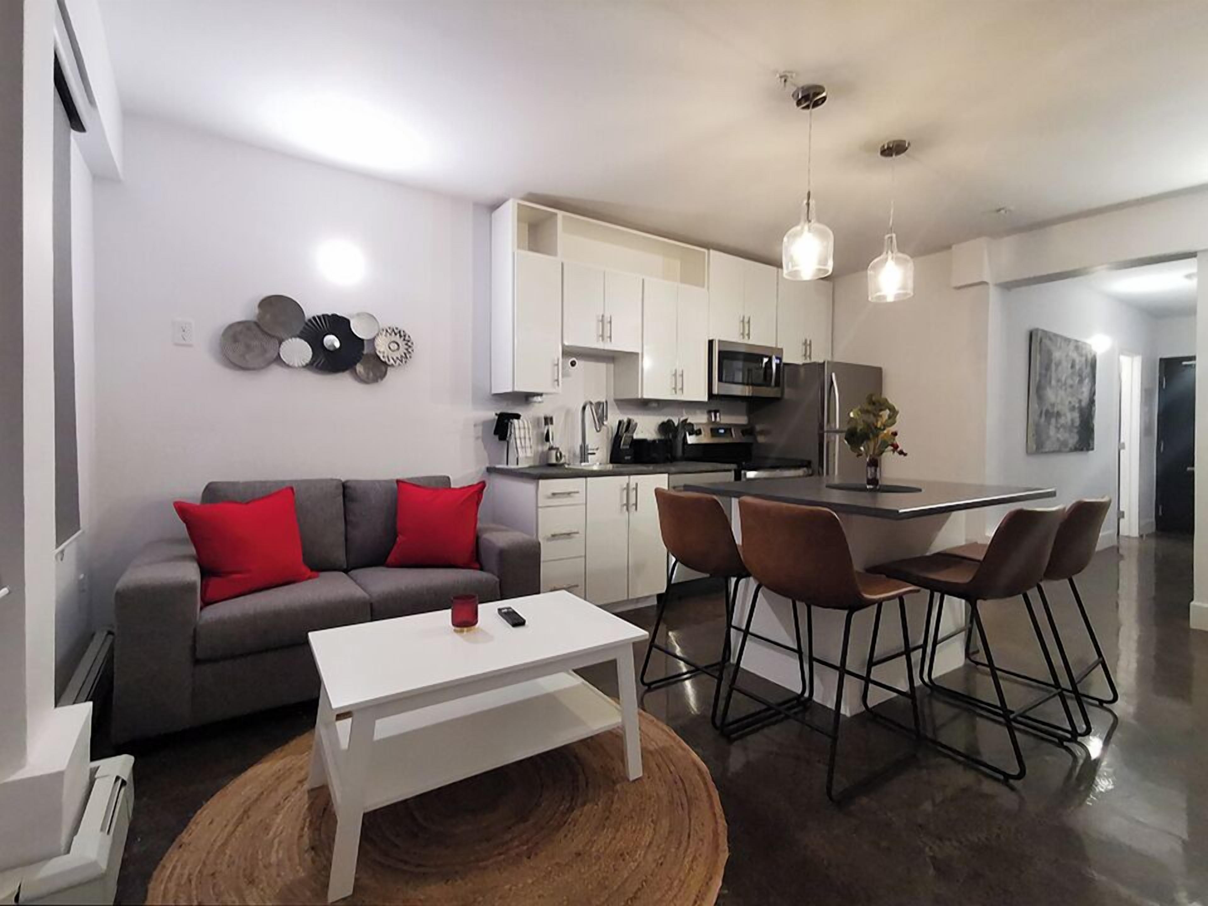 Suite, 3 Bedrooms, Kitchen | Living area