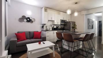 Suite, 3 Bedrooms, Kitchen | Living area