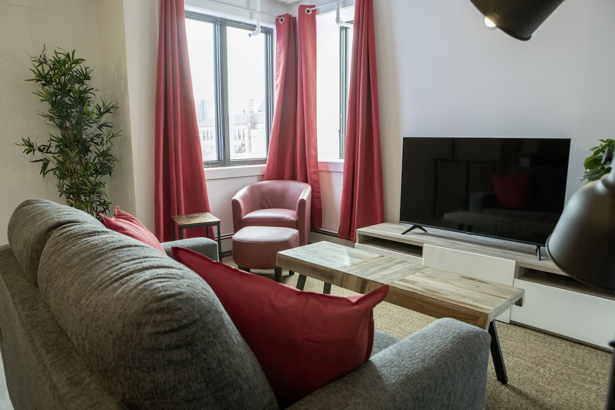 Penthouse, 1 queensize bed | Woonruimte | Een 50-inch smart-tv met digitale zenders, een televisie en Netflix