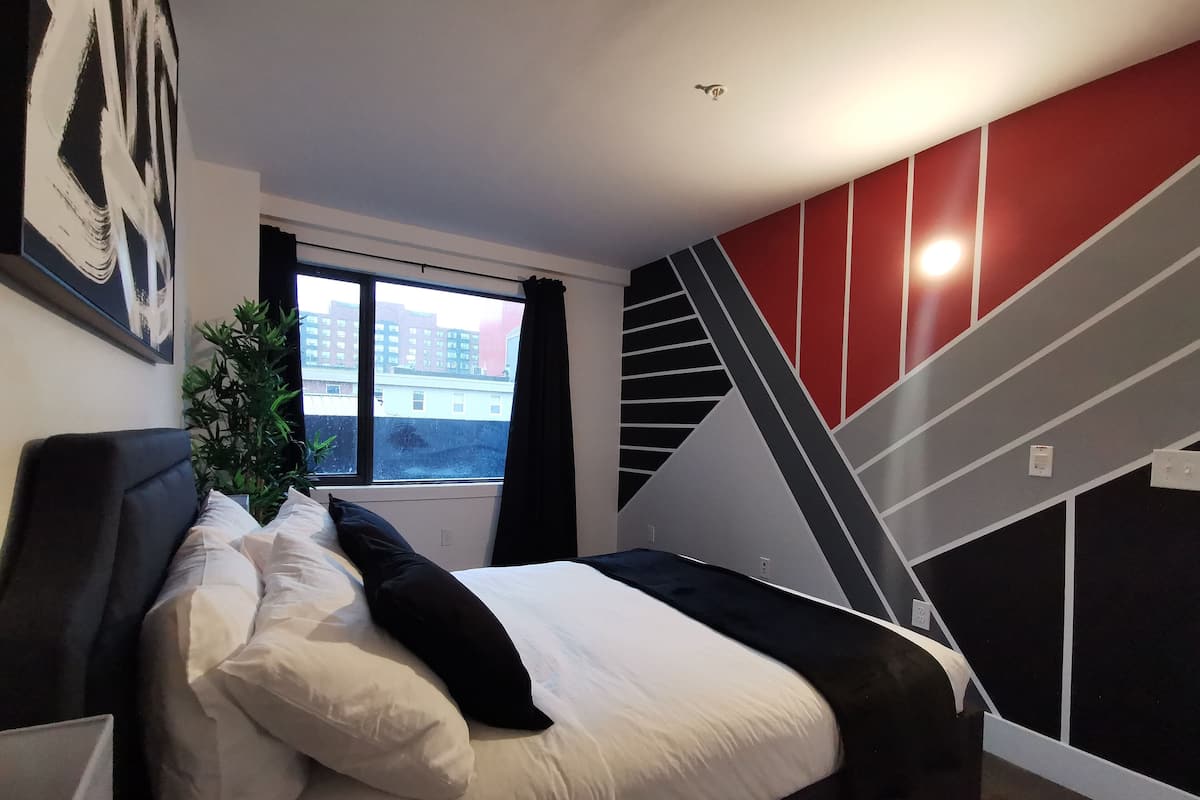 Suite, 2 slaapkamers, keuken, uitzicht op stad | 1 slaapkamer, donzen dekbedden, een bureau, een laptopwerkplek