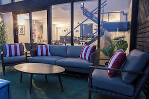 尊榮頂樓客房, 1 張加大雙人床, 陽台, 海灣景觀 | 露台/庭院