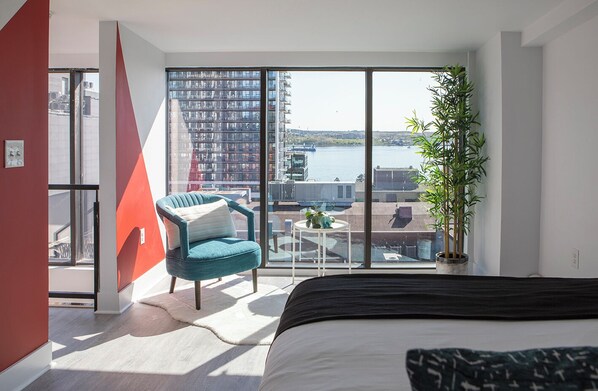 Cobertura premium, 1 cama Queen, sacada, vista para o porto | Edredons de pluma, escrivaninha, espaço de trabalho para notebook