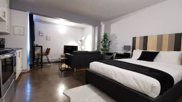 Studio Suite (504) | 1 bedroom, down comforters, desk, laptop workspace