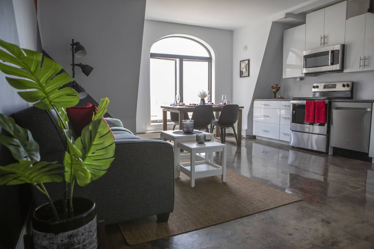 Suite, 2 slaapkamers, keuken, uitzicht op haven | Woonruimte | Een 50-inch smart-tv met digitale zenders, een televisie en Netflix
