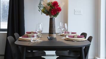 Premium Penthouse, 1 Queen Bed, Balcony, Harbour View | In-room dining