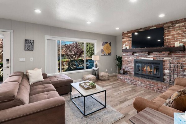 TV, fireplace - Pam's Retreat-5 mi from Chapel Rock/Vortex (Sedona)