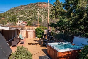 Outdoor spa tub - Pam's Retreat-5 mi from Chapel Rock/Vortex (Sedona)