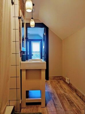 Shower, hair dryer, towels, soap - THE CHARLES - Welcome To Detroit (Detroit)