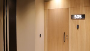 Een moderne lift met een bordje waarop 