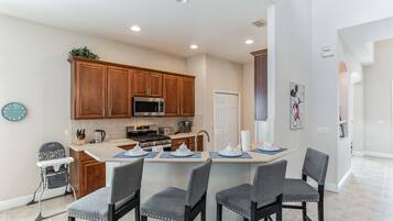 KylskÄp, mikrovÄgsugn, ugn och spishÀll