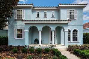 Exterior - Beautiful Reunion Home - 10 mins to Disney South Facing Pool with Tesla Charger (Kissimmee)