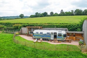 Property grounds - Airstream, Devon Hideaways - a shepherds hut that sleeps 2 guests in 1 bedroom (Kenn)