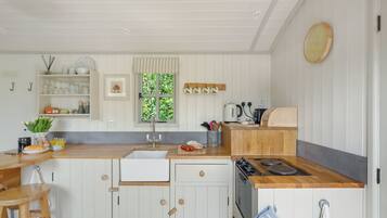 Réfrigérateur, four, plaque de cuisson, cafetiÚre/bouilloire