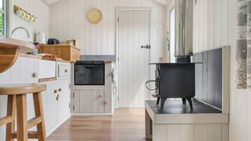Fridge, oven, stovetop, coffee/tea maker